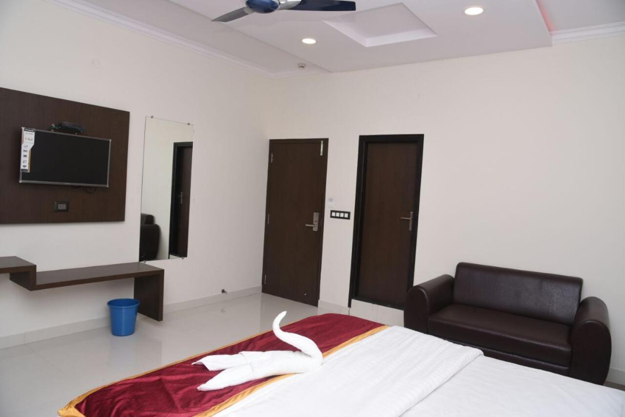 Hotel Grand Kubera Chikmagalūr Kültér fotó