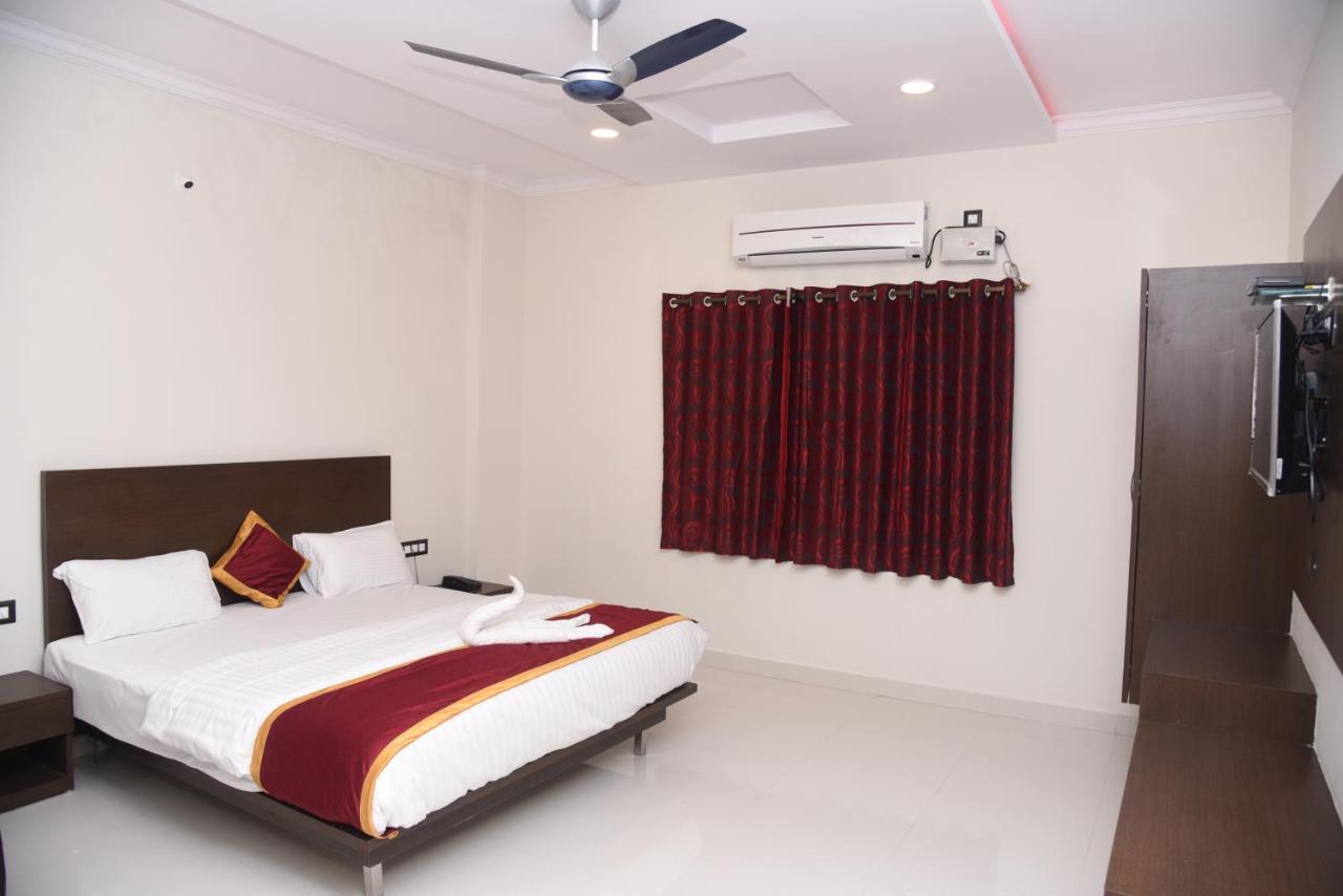 Hotel Grand Kubera Chikmagalūr Kültér fotó