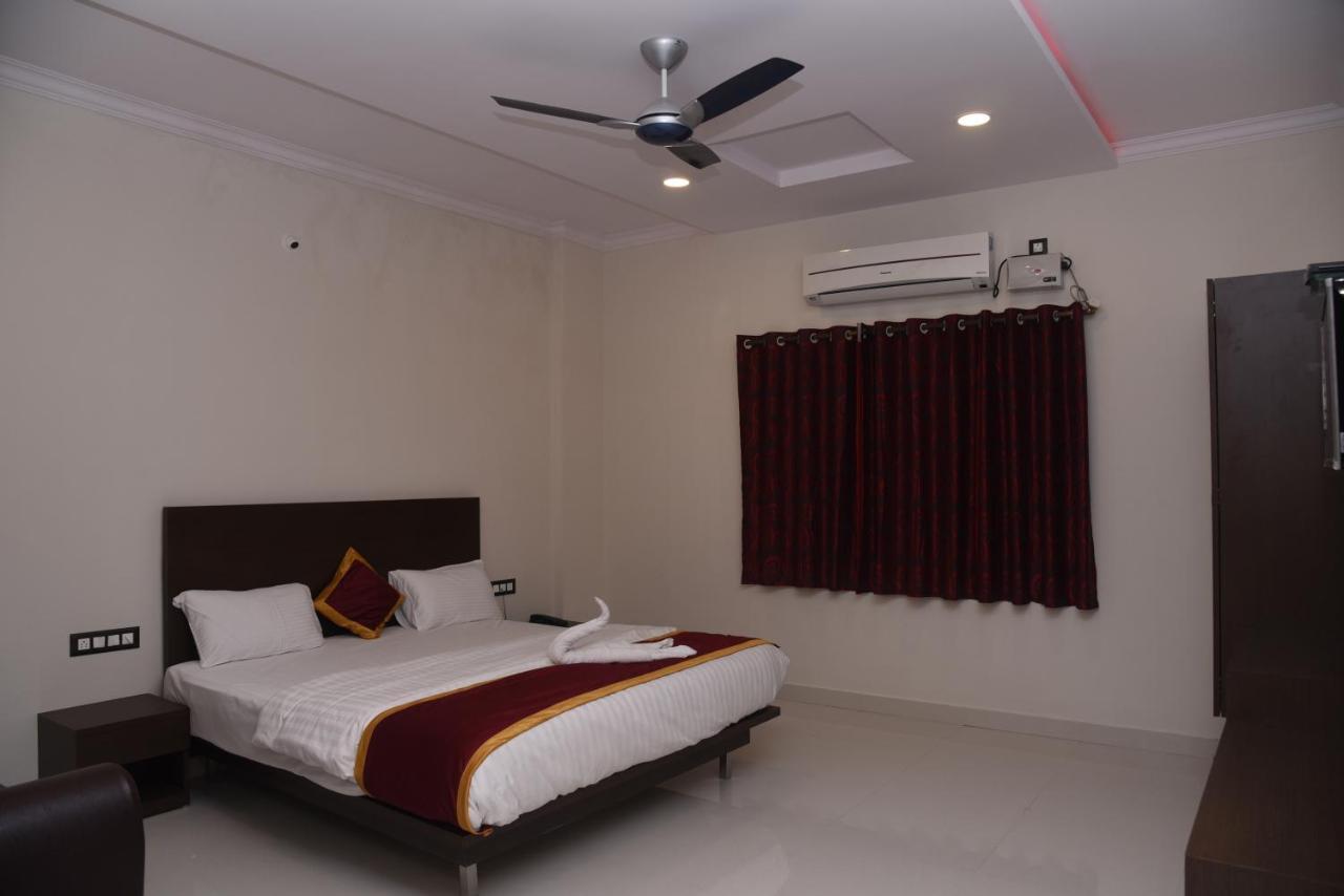 Hotel Grand Kubera Chikmagalūr Kültér fotó