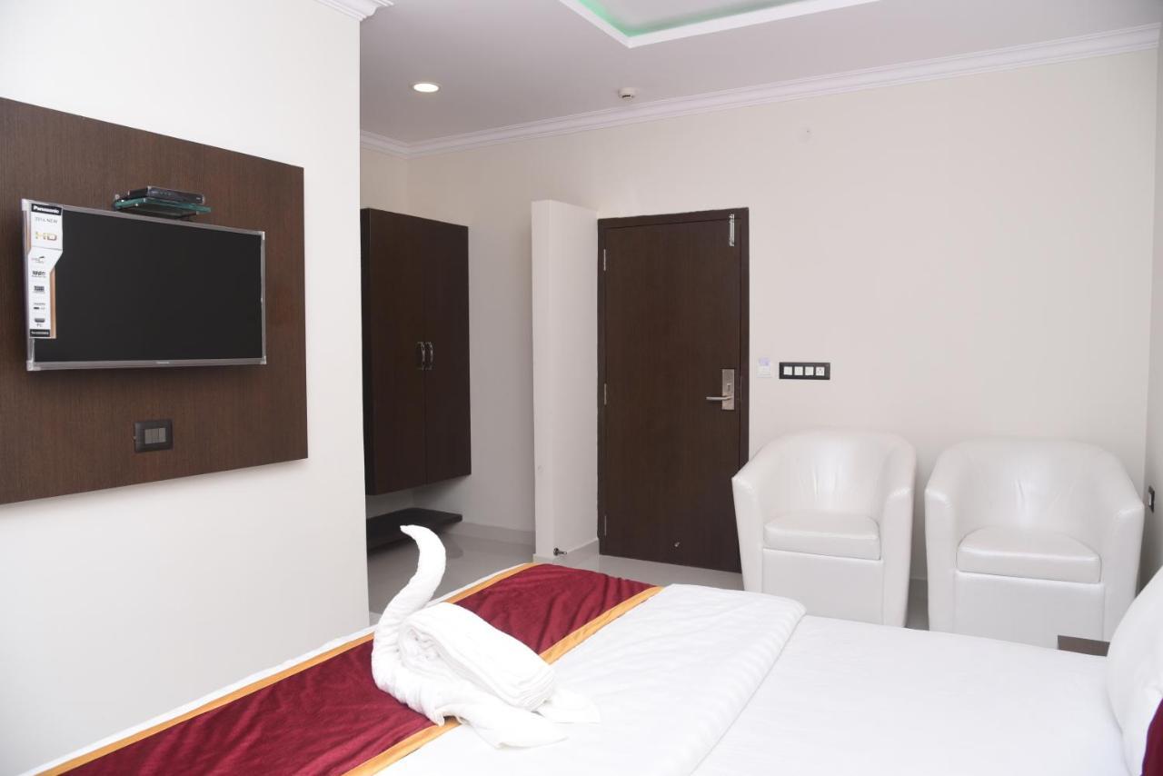 Hotel Grand Kubera Chikmagalūr Kültér fotó