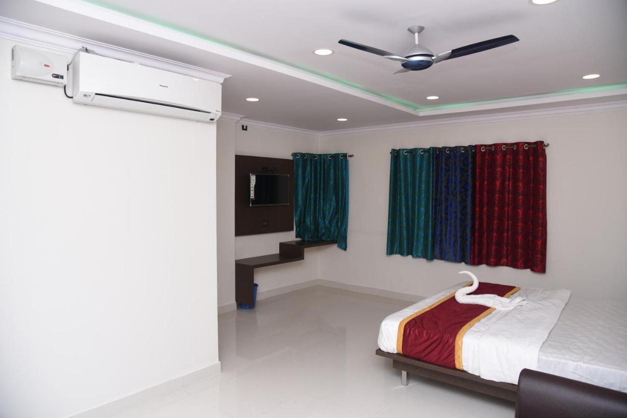 Hotel Grand Kubera Chikmagalūr Kültér fotó